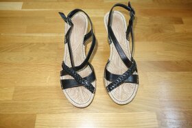 Dámské černé kožené sandále na klínku vel.40 - 2