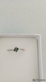 prsten se smaragdem a zelenými diamanty ve stříbře (Ag) - 2