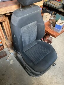 Predni sedacky vw skoda - 2