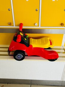zvukové odrážedlo/chodítko Kiddieland Cars - 2