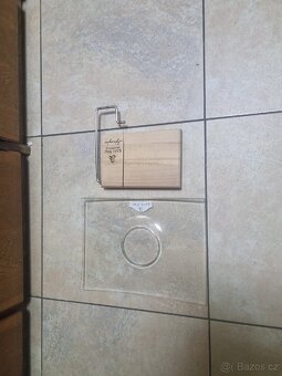 Skleněný podnos a dřevěný kráječ na hermelín - 2