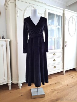 Nové s visačkou černé pružné sametové šaty Reserved M midi - 2