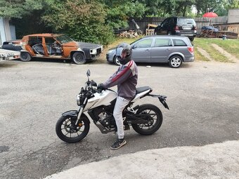 Honda CB125R rok 2020 bílá perleť pouze 8700KM - 2