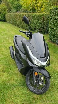 Půjčení skútru v Hradci Králové, zcela nová Honda PCX 125 - 2