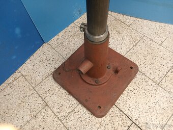 Sloupek s podstavcem ( Sloupová vrtačka ). - 2