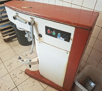 Robot - hnětač - míchací stroj - 2