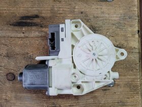 Motor stahování pravého zadního okna Peugeot 407 - 2