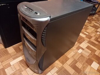 prodám 2 staré pc skříně s hardwarem - 2