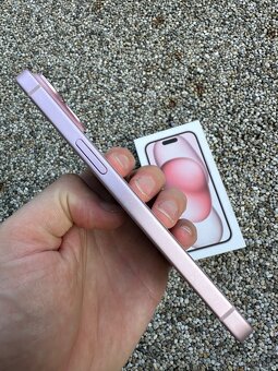 iPhone 15 - baterie 100% - 2