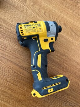 Rázový utahovák DeWALT DFC887 jako nový - 2