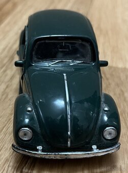 model Volkswagen VW Beetle – tmavě zelený, otevírací dveře - 2