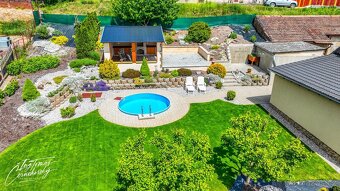 NOVINKA - Prodej krásného rodinného domu s bazénem, dřevěnou - 2