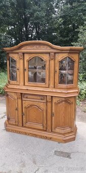 Rustikální komoda s vitrínkou na pověsení s osvětlením - 2