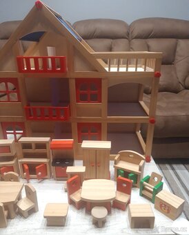 Dřevěný domeček s nábytkem - 2
