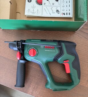 Nové vrtací kladivo Bosch Universal Hammer 18V - 2