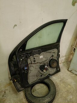 Škoda Octavia 2 pravé přední dveře černá - 2