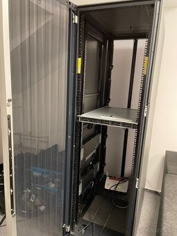 Rack skříň HP 42U 10642 G2 s PDU, plně vybavena - 2