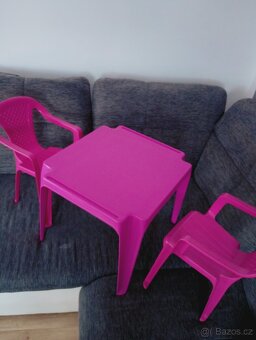 Dětský plastový stolek a dvě židle - 2