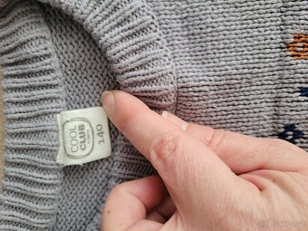 Svetr, mikiny a zimní čepici pro kluka v.134 -140 - 2