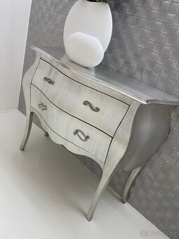 Stříbrná komoda - 2