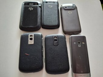 Staré tel. Blackberry, Samsung - 2