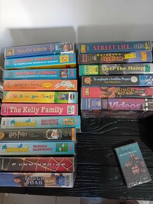 VHS kazety, telefon, foťák - 2