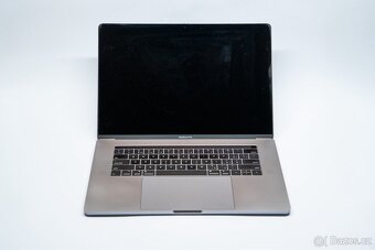 Macbook Pro 16 (2019) + obal v ceně - 2