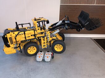 Lego Technic 42030 Volvo L 350F kolový nakladač - 2