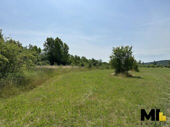 Prodej rozlehlého pozemku v obci Hněvice, Ústecký kraj. - 2