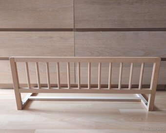 Dřevěná zábrana na postel - 2