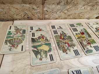 Set starých karet (Taroky + Mariáš) a kovový stojánek - 2