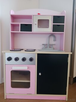 Dřevěná růžová kuchyňka - 2
