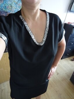 Jednoduché černé šaty s flitry - vel. M - 2