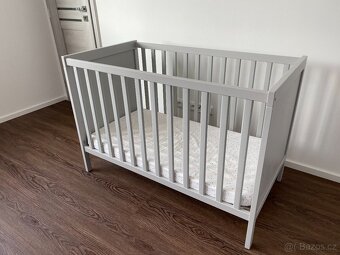 IKEA - dětská postýlka SUNDVIK, šedá + pěnová matrace - 2