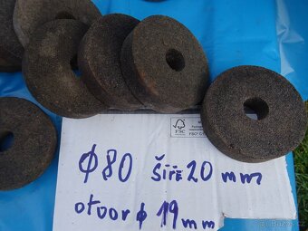 Brusné kotouče , o průměru 80 mm , šíře 20 mm. - 2