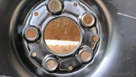 Mercedes-benz pneu s disky kryty a snímače TPMS 215/60 R17 - 2