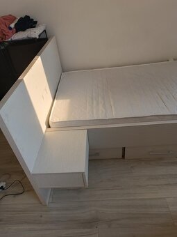 Postel i s matrací a nočním stolkem - 2