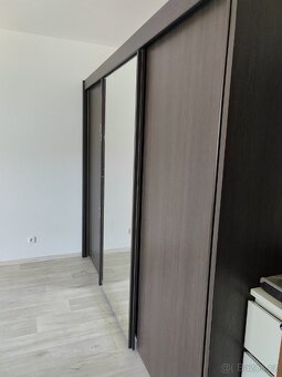 Šatní skříň s posuvnými dveřmi Š 280 / V 230 / H 65 - 2