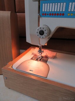 Nabízím šící stroj Veritas. Nekompletní. Chybí člunek. Motor - 2