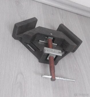 Pravoúhlá svařovací litinová dvouosá svěrka / svěrák - 2