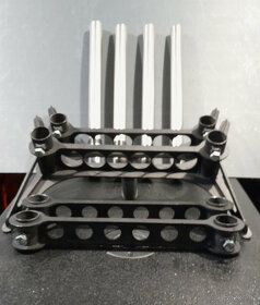 Stojany pro dva reproduktory na subwoofer 2 sady - 2