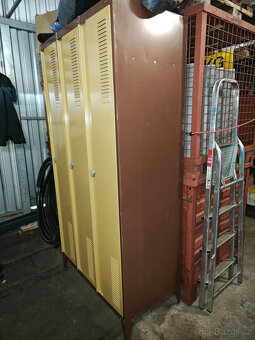 šatní skříň plechová třídílná - 2