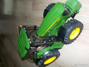 Bruder traktor John Deere 7930 s příslušenstvím - 2