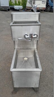 Nerezový výlevka s 2x dřezem 47x70x126 cm - 2
