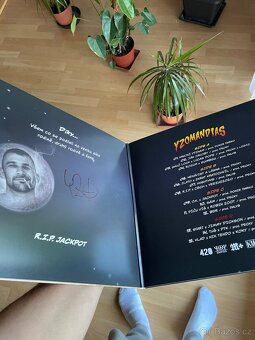 Vinyl YZOMADIAS podepsaný - 2