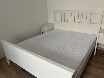 Postel Ikea Hemnes 160x200+2 noční stolky Ikea Nordli - 2