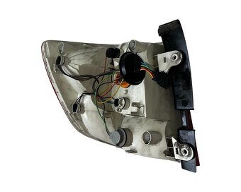 Pravé zadní vnější světlo 3T9945096 Škoda Superb 2 kombi 11 - 2