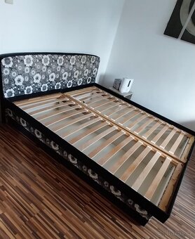 Prodam postel 180x200 , nocni stolky , lampy , matrace - 2
