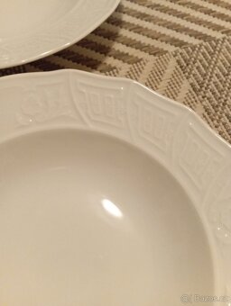 Bílé porcelánové hluboké talíře se vzorem - 2