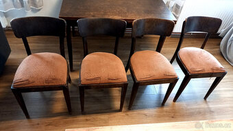 Jídelní rozkládací stůl se židlemi z roku 1952 - 2